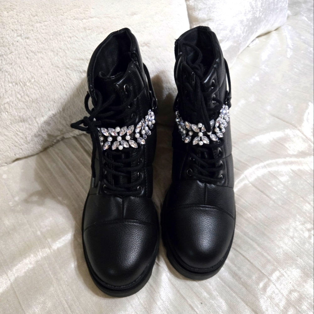 Black Embellished Women's Boots With Bling! NWT. Size 8 Never Worn! By Comfort